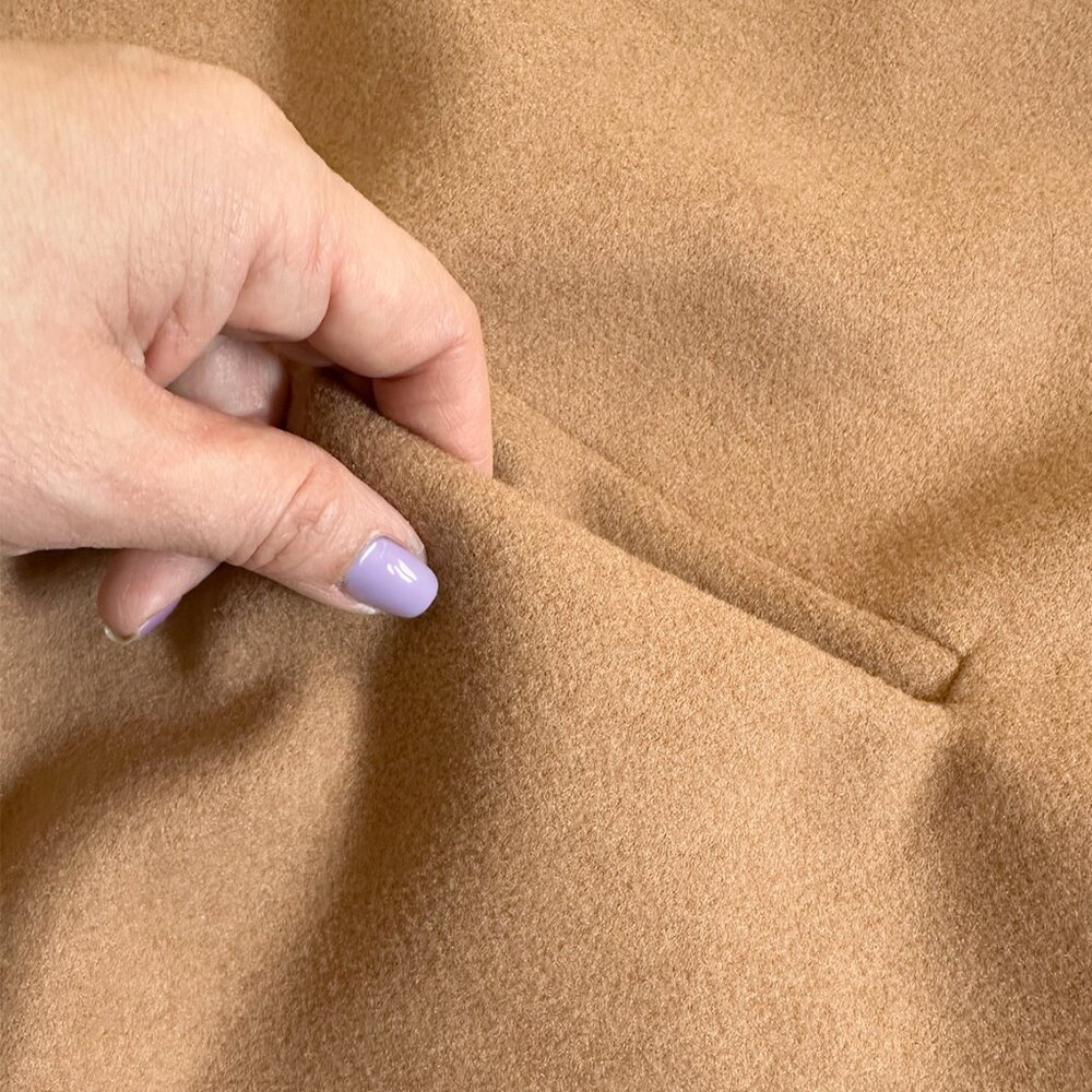 Women's Felt Top with Discreet Pockets.